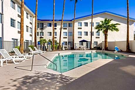 Days Inn & Suites by Wyndham Mesa Near Phoenix