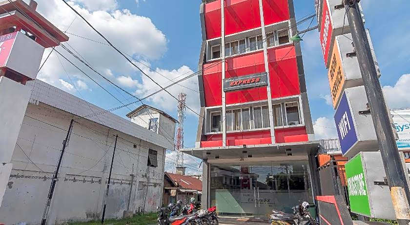 RedDoorz near Stadion Sanaman Mantikei