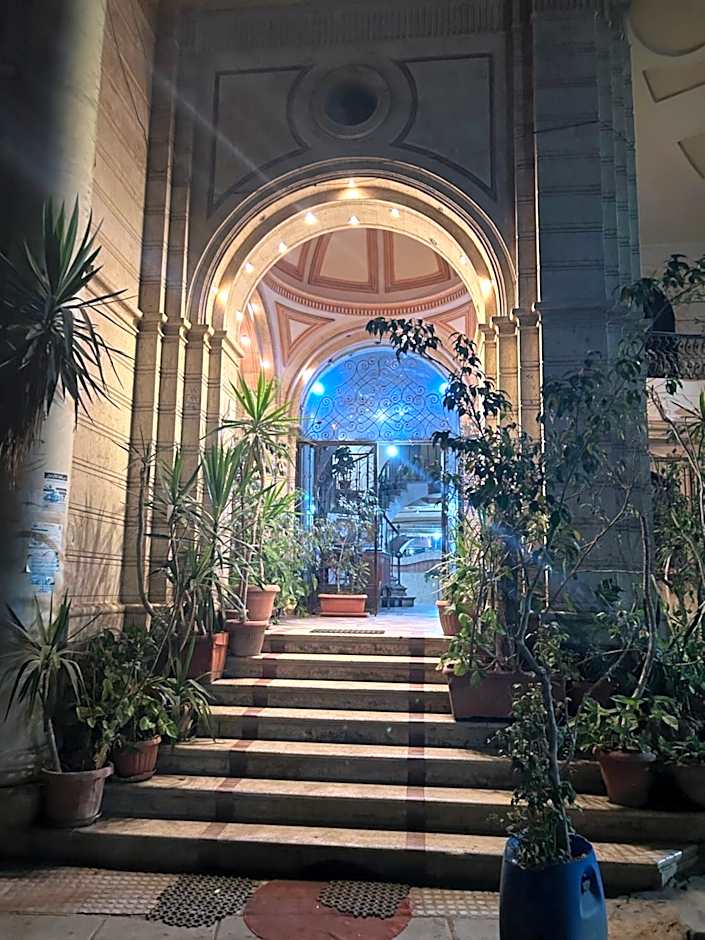 Nice luxurious stay in a modern airconditioned suite , Flat screen TVs, Free Wi-Fi, balcony in the heart of Alexandria