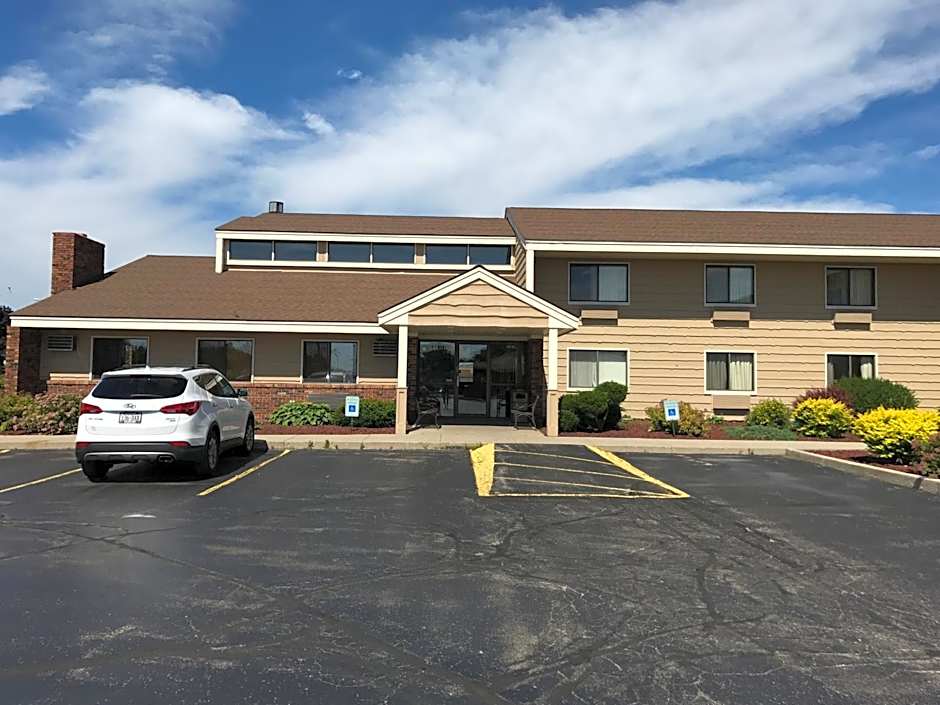 AmericInn by Wyndham West Bend