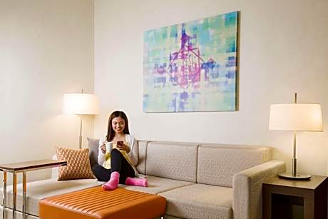 Twin Room with Sofa Bed - Free Breakfast, Complimentary Transfer to Gold Souk