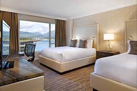 Signature Harbor and Stanley Park View Room with Queen Bed
