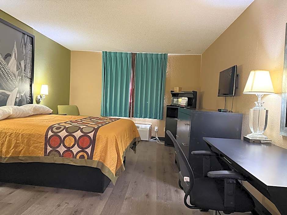 Super 8 by Wyndham Mendota I-39