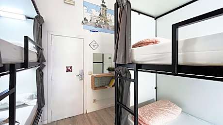 Bed in 6-Bed Dormitory Room with Shared Bathroom