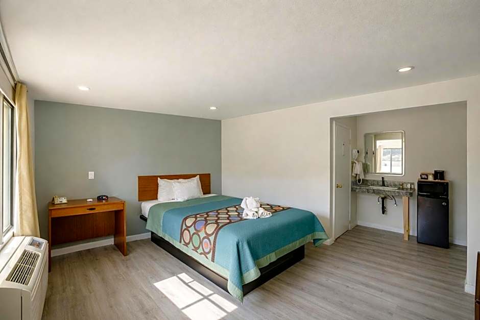 Super 8 by Wyndham Barstow