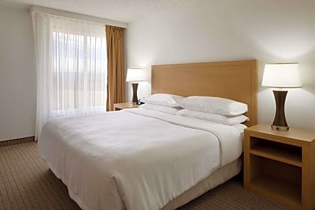 One-Bedroom King Suite - Hearing Access/Non-Smoking