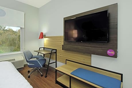 2 Queen Mobility Accessible With Tub