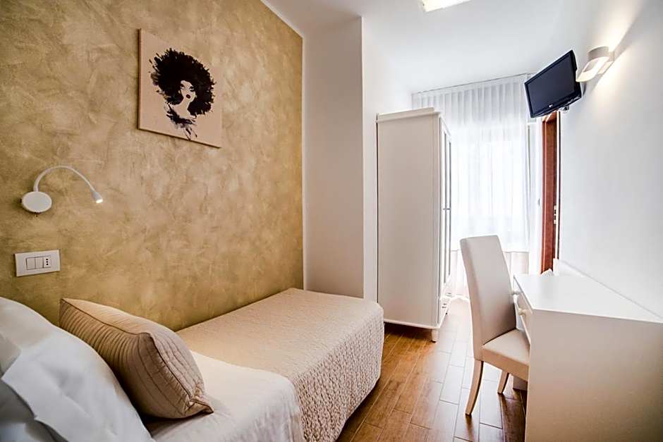 Hotel Soraya - Spiaggia Sawasdee with Beach, Restaurant & Parking