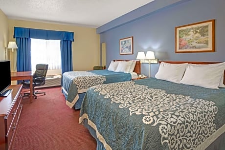 3 Queen Beds, Suite, Non-Smoking