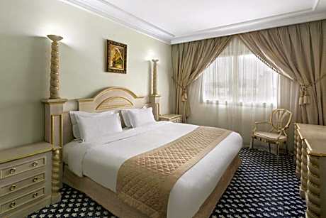 King Suite, Smoking
