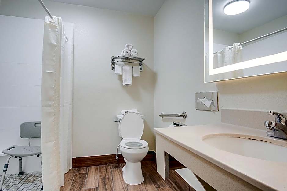 Cottonwood Suites Savannah Hotel & Conference Center