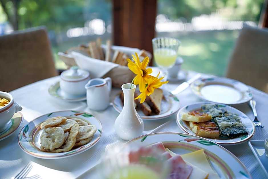 Country Club Hotel & Suites