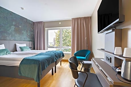 1 King Bed - Non-Smoking, Standard Room, Wi-Fi, Hairdryer, Coffee Maker, Iron And Ironing Board, Full Breakfast