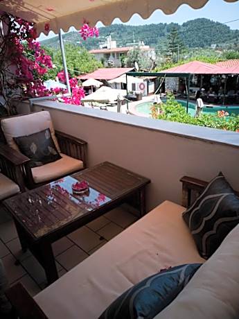 Apartment with Pool View