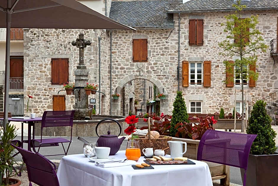 Demeures & Châteaux Auberge de la Tour - Hôtel & Restaurants - Marcolès Auvergne