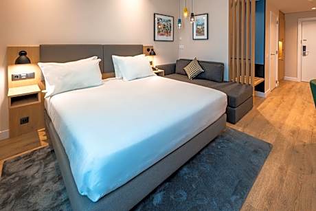 Standard Queen Room with Pool View