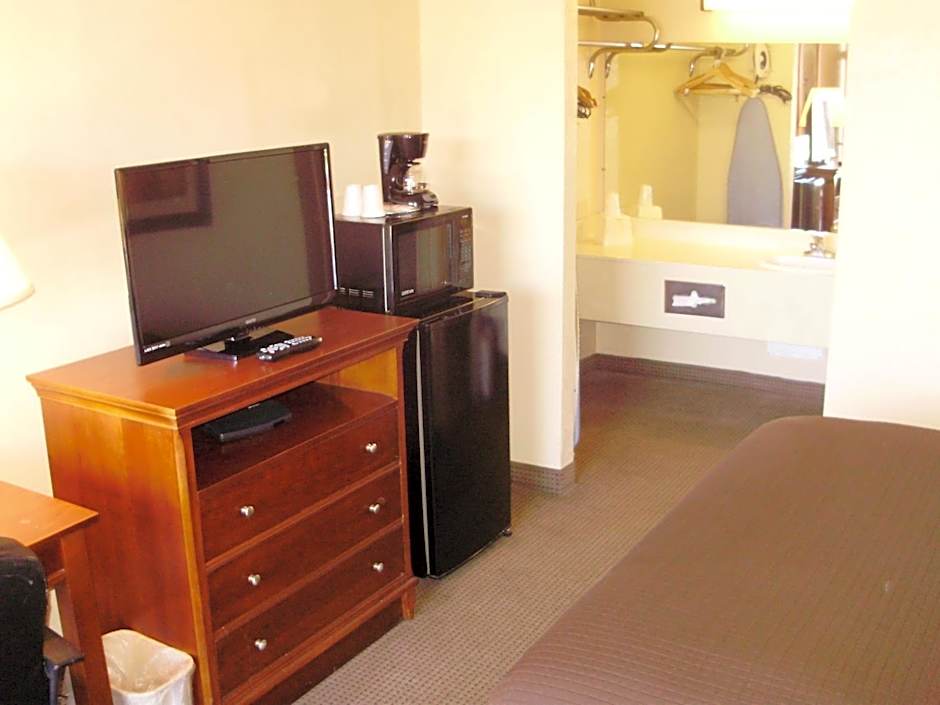 Trade Winds Central Inn