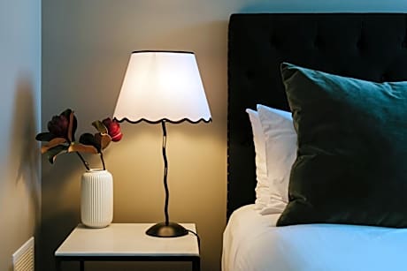 Premium Queen Single Room with Ensuite Bathroom