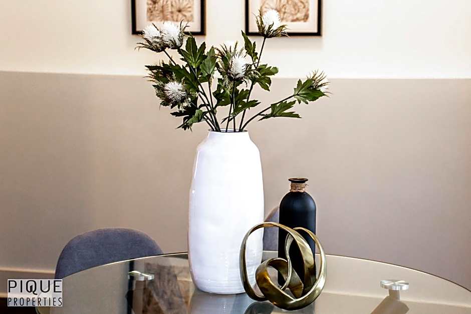 Stunning Modern Suite - King Bed - Free Parking & Netflix - Fast Wi-Fi - Long Stays Welcome