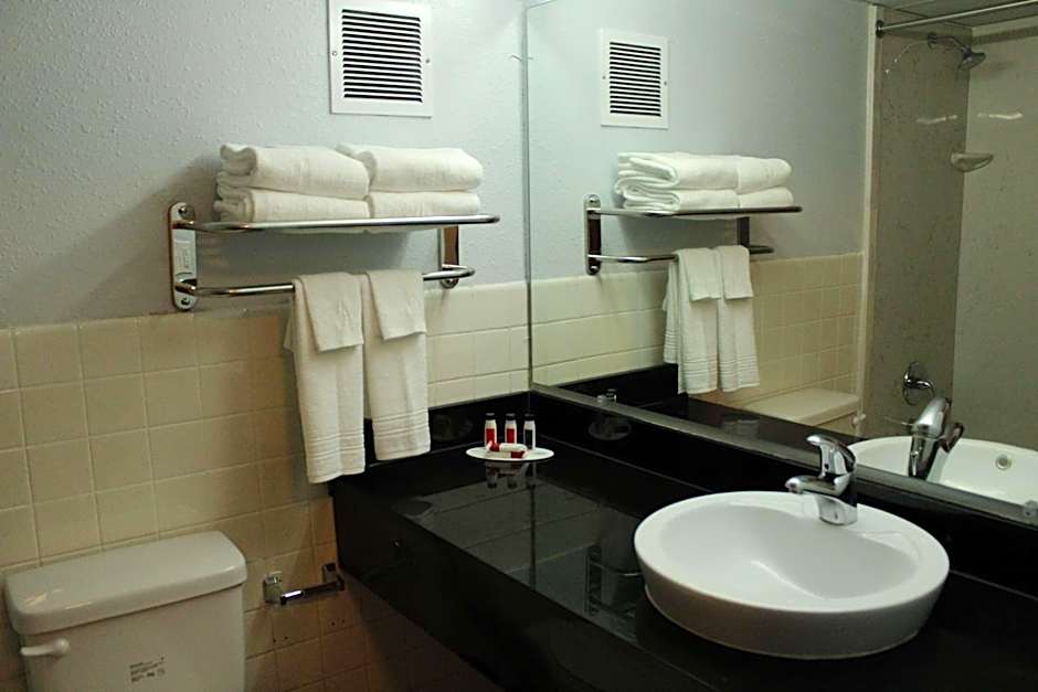 Travelodge by Wyndham Water's Edge Hotel - Racine