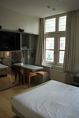 Comfort Queen Room with cathedral view and Air-conditioning