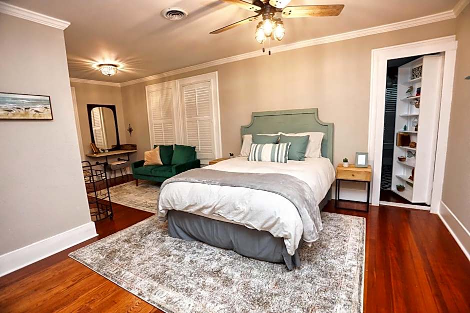 Historic Home Family Friendly Close to Seawall