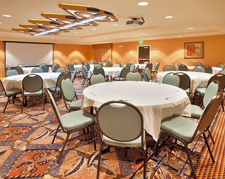 Holiday Inn Express & Suites Sacramento NE Cal Expo By IHG