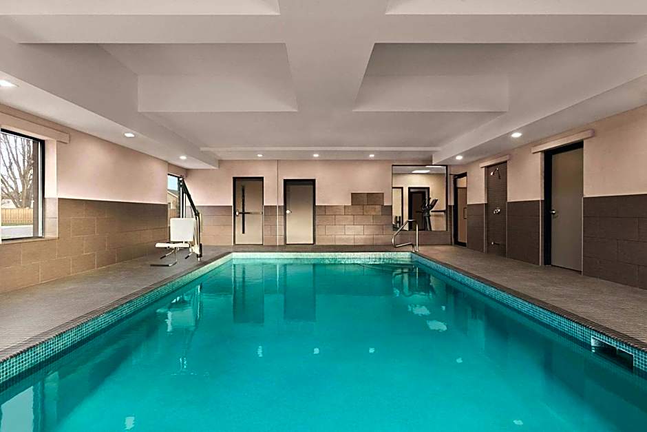 Country Inn & Suites by Radisson, Belleville, ON