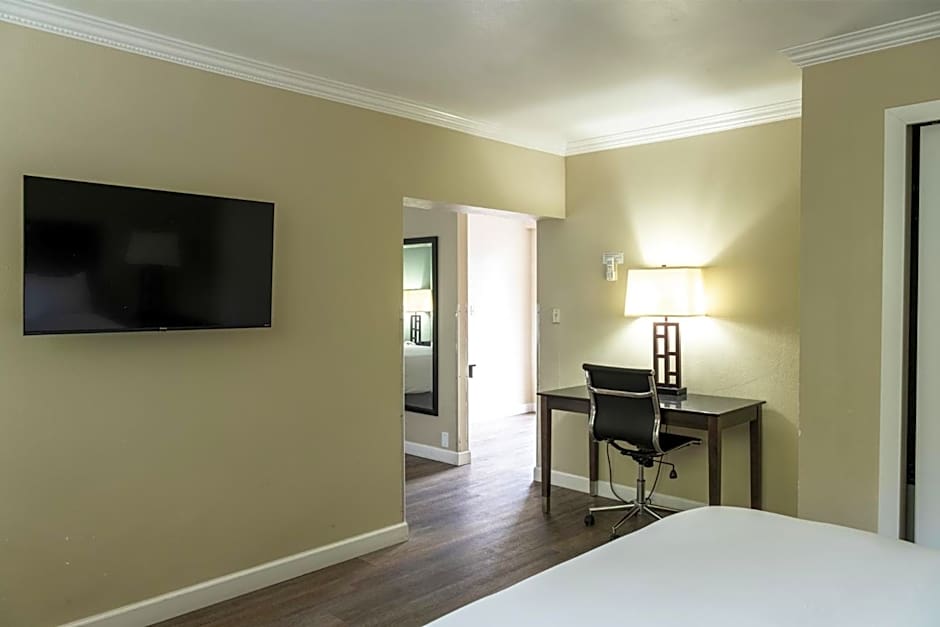 Travelodge by Wyndham Monterey Bay