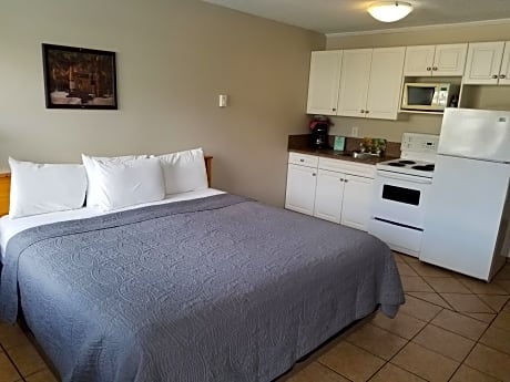 1 King Bed - No Kitchen