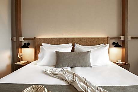 Deluxe Double Room (2 Adults + 1 Child)