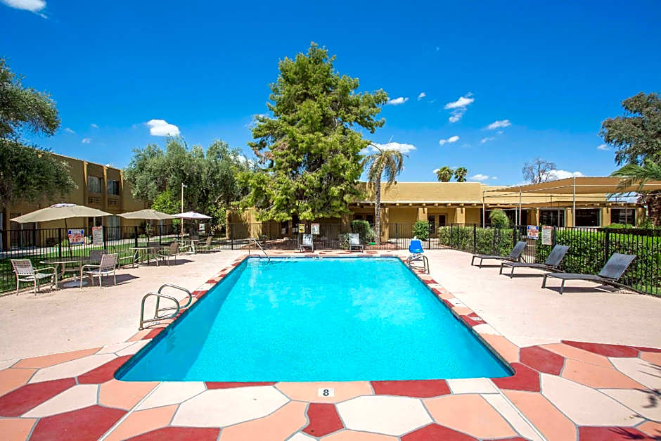 Days Hotel by Wyndham Peoria Glendale Area