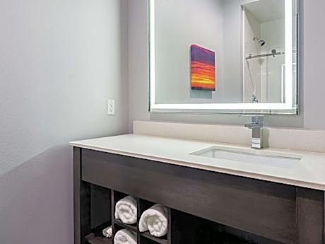 King Room with Bath Tub - Mobility/Hearing Accessible - Non-Smoking