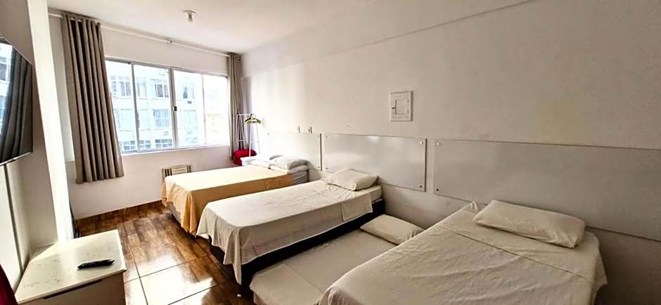 APARTAMENTO COPACABANA saleta, quarto grande com ar cond wi-fi a 2 qds da praia