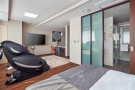 Queen Studio - Disability Access