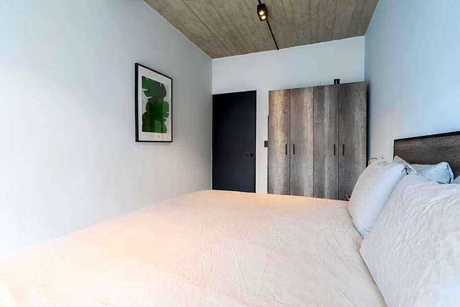 P601 Amazing Rooftop 2Bdrm 2bath Apt AC
