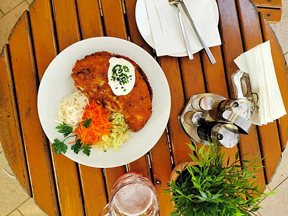 Noclegi i restauracja Zajazd Pod Skałą