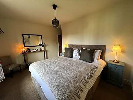 Superking-Double or Twin-Ensuite with Shower