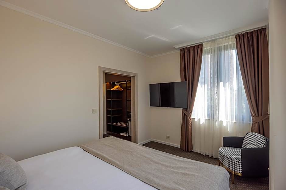 Nobel West Hotel
