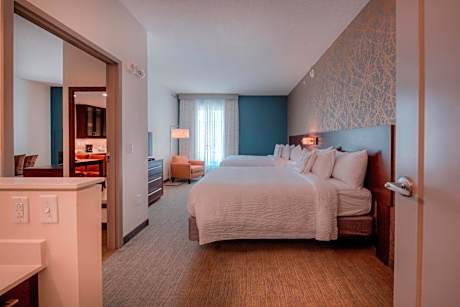 One-Bedroom Large Queen Suite with Sofa Bed and Adapted Tub - Mobility Accessible