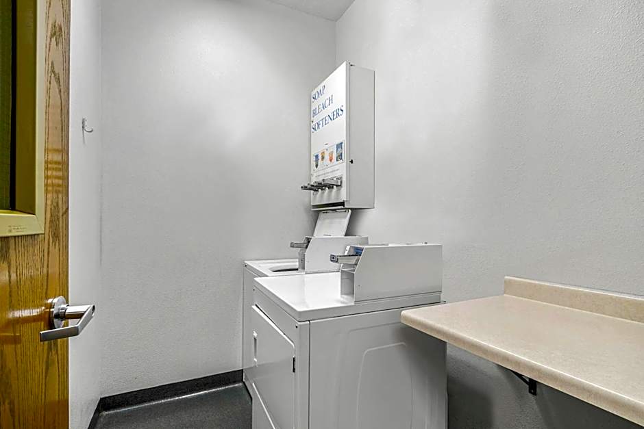 Super 8 by Wyndham Eveleth