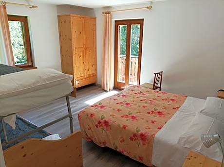 Two Connecting Double Rooms (2 Adults + 2 Children)