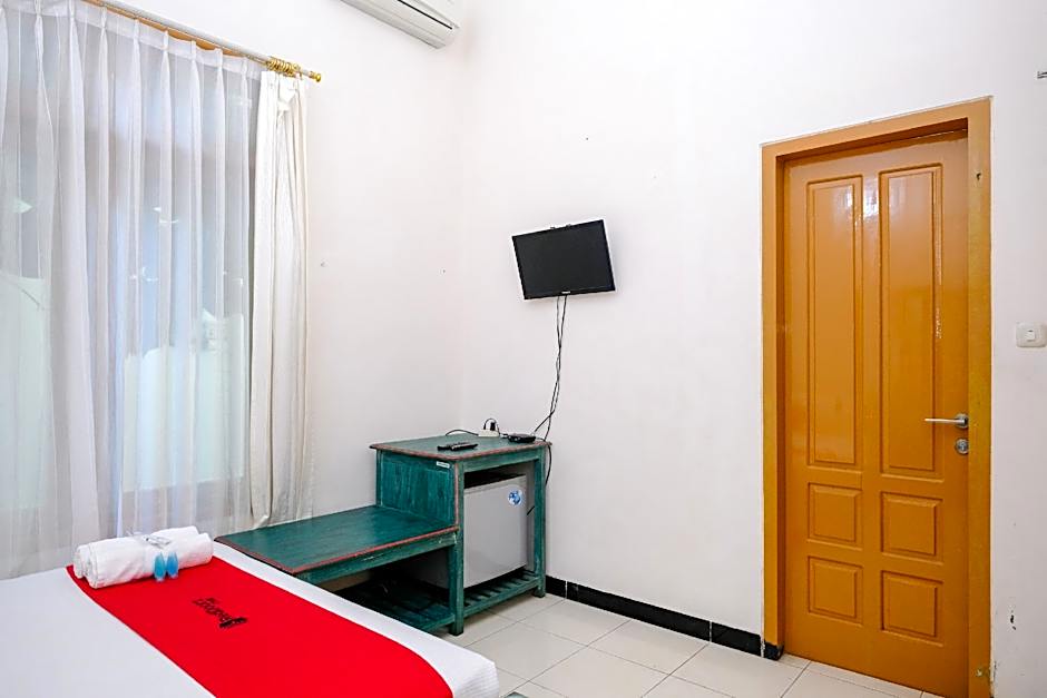 RedDoorz @ Savitri Hotel