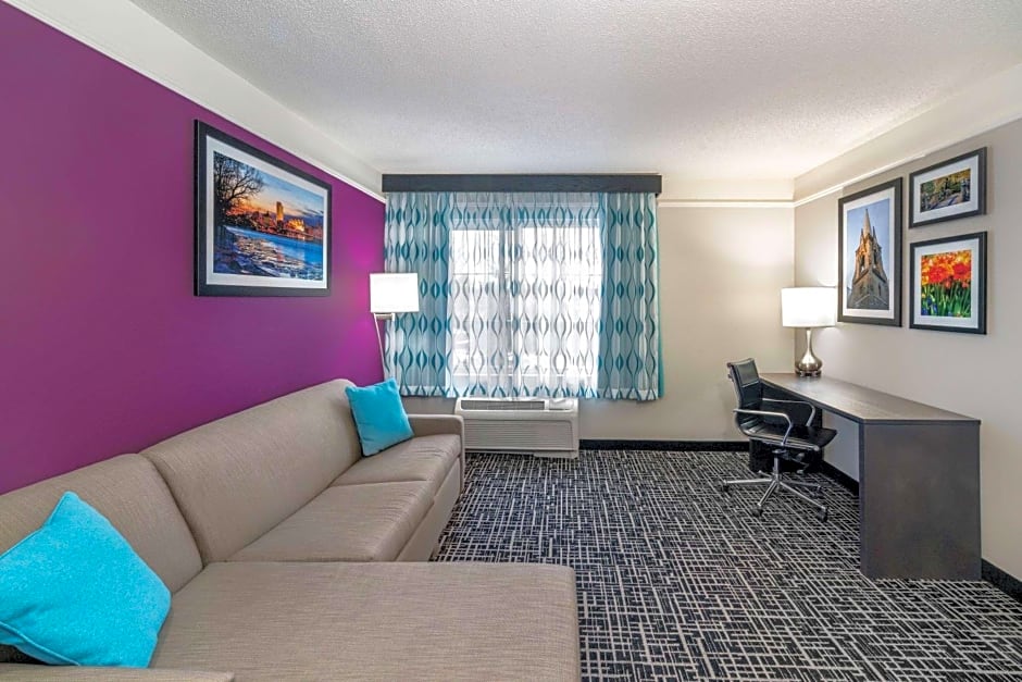 La Quinta Inn & Suites by Wyndham Albany Airport