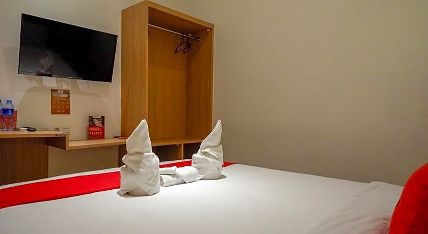 RedDoorz Plus @ Losari Makassar