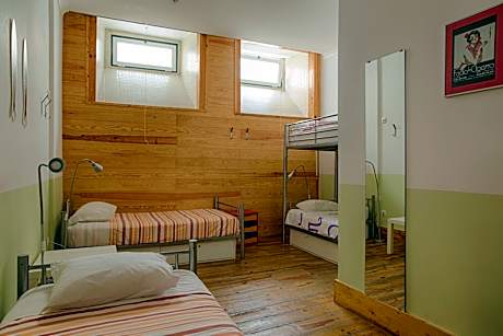 Single Bed in Mixed Dormitory Room (4 Beds)
