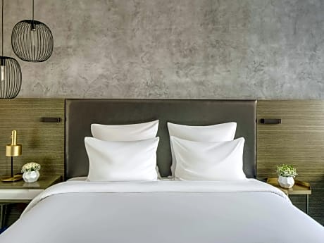 Superior Room With King Size Bed - City View