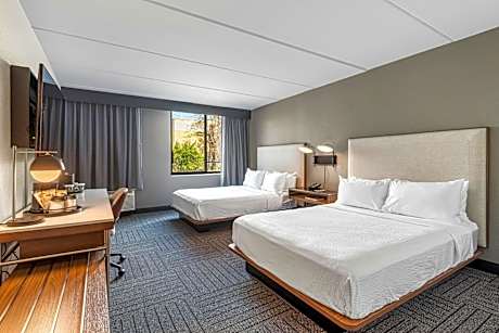 Queen Room with Two Queen Beds and Bathtub - Mobility Access/Hearing Accessible
