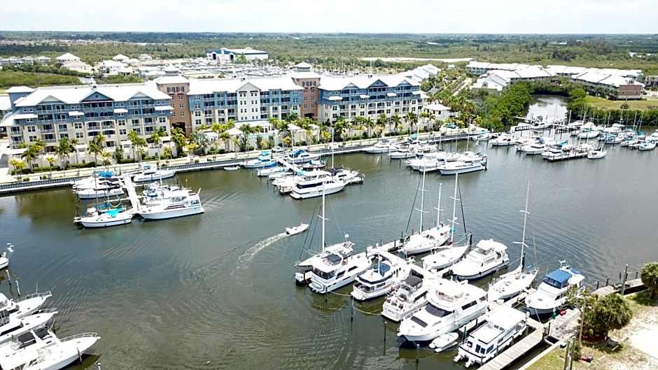 TAMPA BAY, BEACH step away, WIFI, FREE PARKING,POOLS, JACUZZI