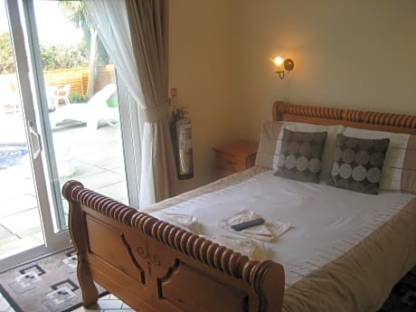 Family Room (2 Adults + 2 Children)